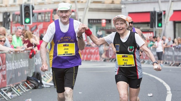 Octogenarian couple finishes final marathon holding hands 
